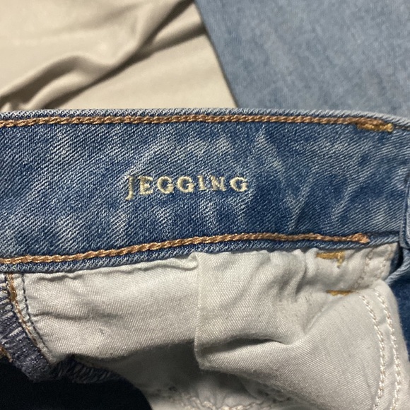 Light wash American Eagle mid-rise jegging - Picture 4 of 6